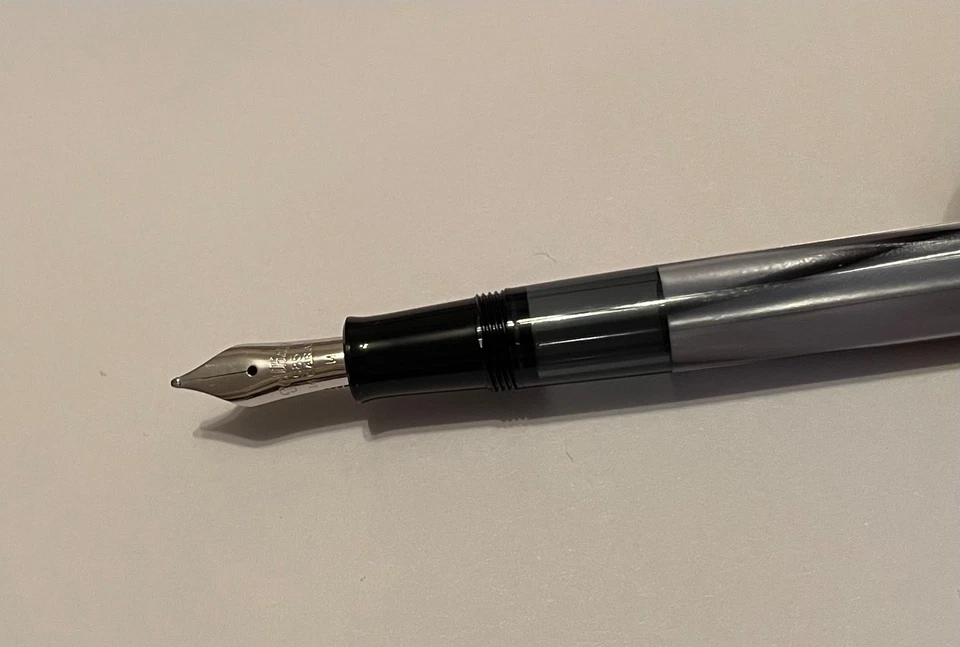 Pelikan 101N SE Tapa Negra con Pluma Estilográfica Barril Gris-Azul con Med. 14k 585 plumín Foto 3 de 4