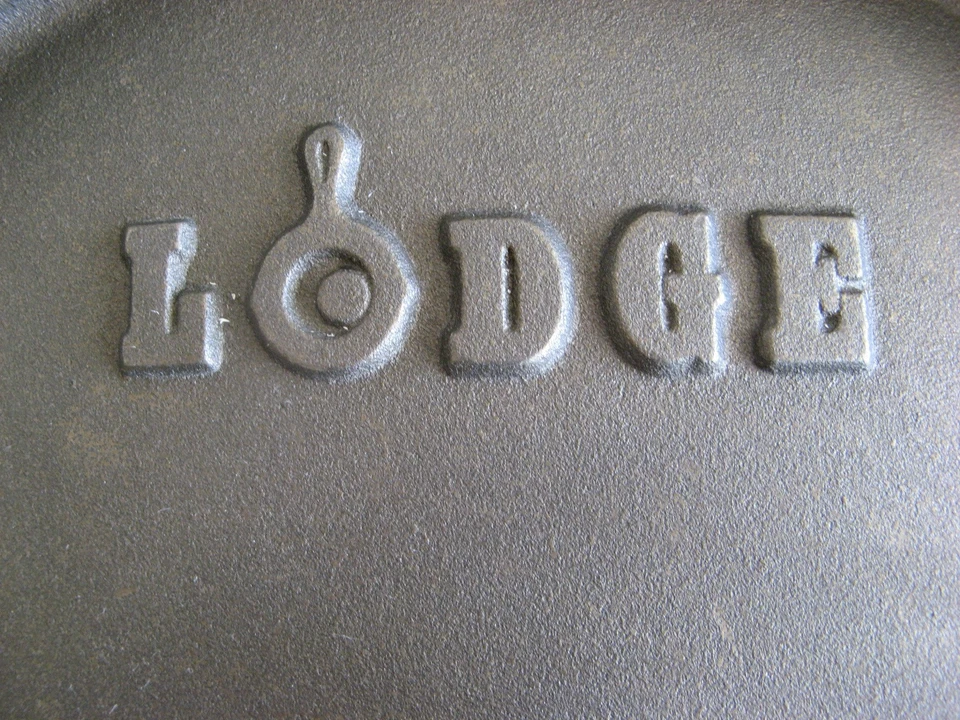 Vintage Lodge 12” Cast Iron Dutch Oven With Lid, 8 Qt USA Made. New In Box - Image 3 of 4