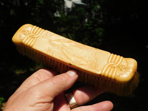 Cepillo de ropa antiguo Art Deco celuloide diseño Koi ornamentado 7,2 - Imagen 2 de 6
