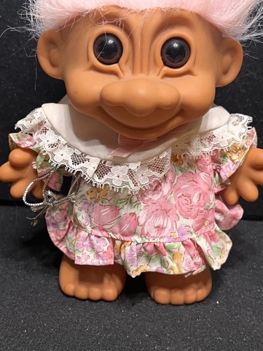 DE COLECCIÓN RUSS BERRIE TROLL #18445 FELIZ CUMPLEAÑOS PELO ROSA CON VESTIDO 7" VER FOTOS - Imagen 2 de 8