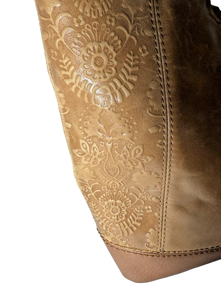 The Sak De Young Tote Bag in Brown Leather Floral Embossed Distressed Foto 2 de 4