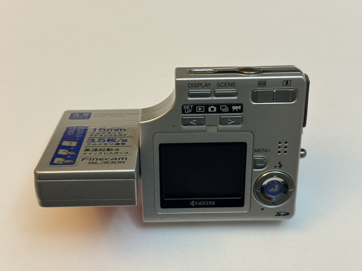 京セラ Finecam SL300R 京セラ、厚さ15mmのレンズ回転式デジカメ「Finecam SL300R」