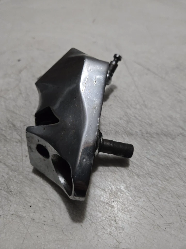 Soporte de montaje izquierdo clavija reposapiés Suzuki Savage 650 Foto 4 de 4