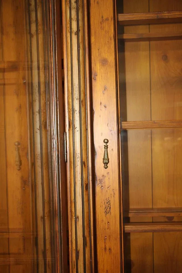 Librería estilo antiguo de pino inglés, estilo campestre francés Foto 2 de 4