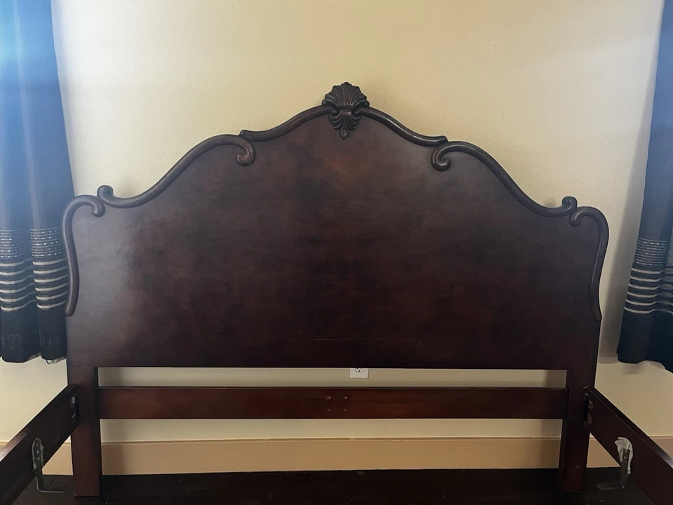 Marco de cama king HENREDON California vintage de lujo - madera Luis XV (años 60) Foto 2 de 4