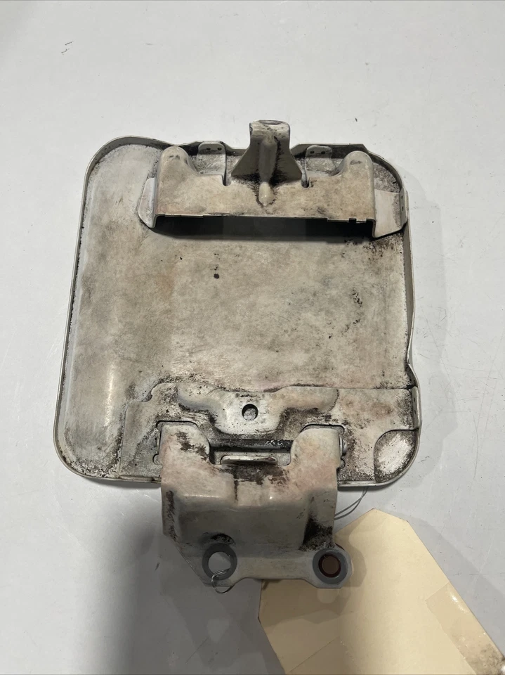 Mitsubishi Montero Sport 1997-2004 tanque de combustible puerta de gasolina. Tapa Gas Blanca Foto 2 de 2