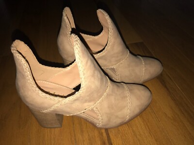 Mata Viola-1 Tan Cut Out Heeled Ankle Booties Size 8   NEW