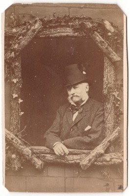 Hochförmiger Mann an einem Fenster gelehnt Holzdekor um 1874 Foto CDV