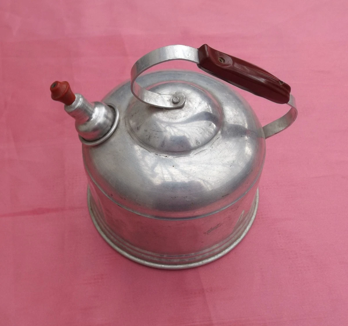Une marmite et un bol en aluminium ( jouet ancien ) 1930 - Diam 8 cm Une marmite et un bol en aluminium ( jouet ancien ) 1930 - Diam 8 cm