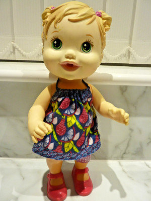 2013 Baby Alive Baby bekommt einen Boo Boo geformtes Haar Puppe mit Pflaster.