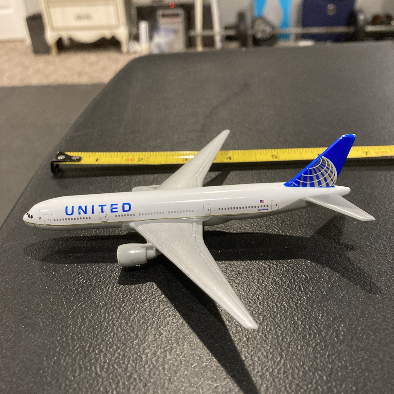 Realtoy United Airlines Boeing 777-222(ER) N209UA Airplane Collectible Diecast 2