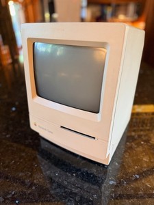 Apple Macintosh Classic Vintage Computer Model  M0420 - Year: 1990