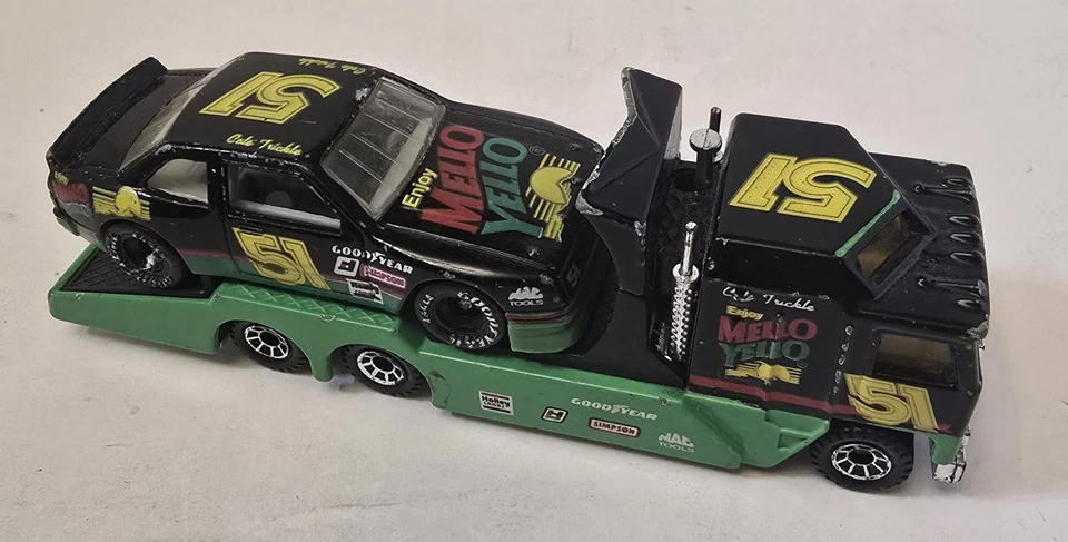 Matchbox MelloYello 1983 Kenworth Cabover Racing Transporter 90Chevy Lumina Б/у - Изображение 2 из 4