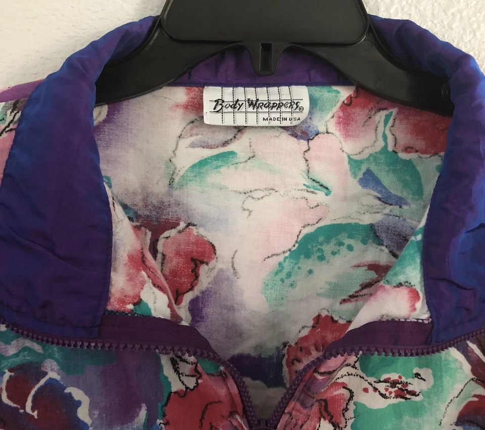 Chaqueta cortavientos vintage años 90 BODY WRAPPERS nailon floral púrpura pequeña Foto 3 de 4