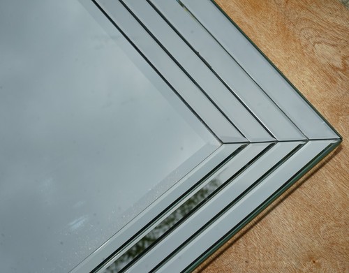 LOVELY LARGE TRIPLE BEVELLED EDGE WALL HANGING MIRROR DESIGNED TO PULL LIGHT - Picture 5 of 8