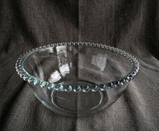 Saladier en verre, en Bohème véritable, frise en boules de verre