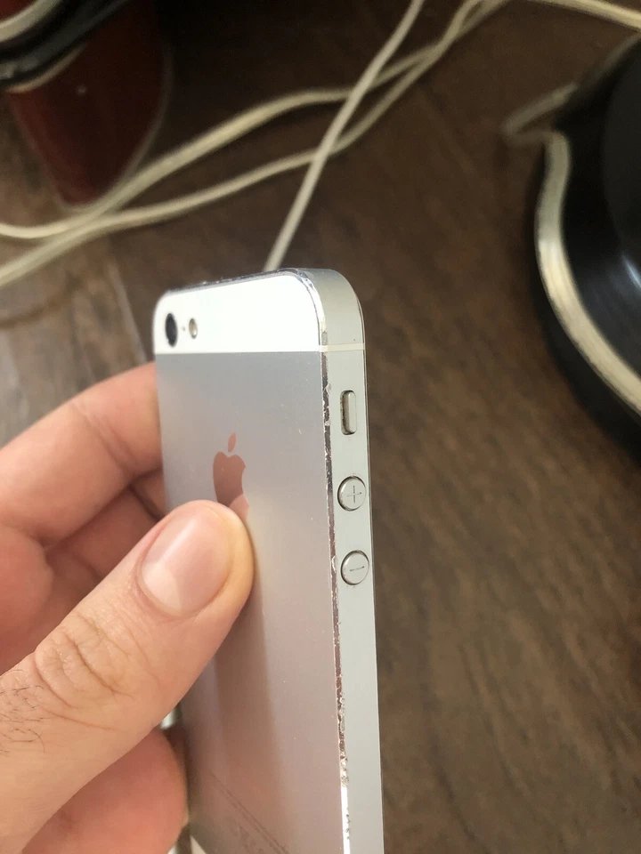 Apple iPhone 5 - 16GB - White & Silver (Unlocked) A1428 (GSM) - Image 4 of 4