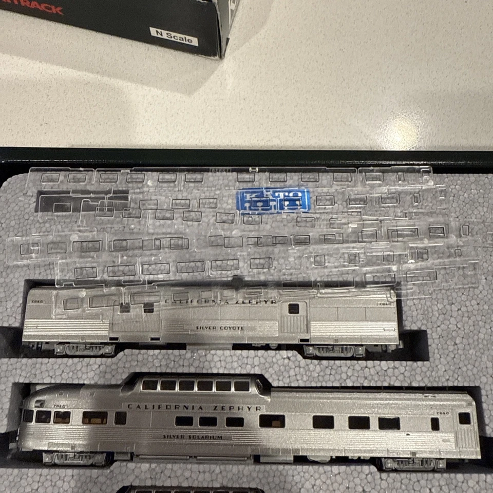 Kato 106-055 N Scale California Zephyr 11 Car Set With Display Unitrack - NIB - Image 4 of 4
