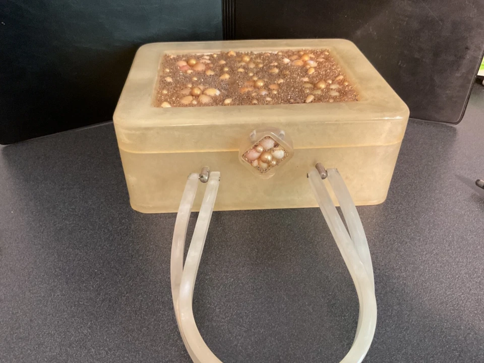 Monedero/caja Lucite vintage Wilardy años 50. conchas perladas y arena. Foto 3 de 4