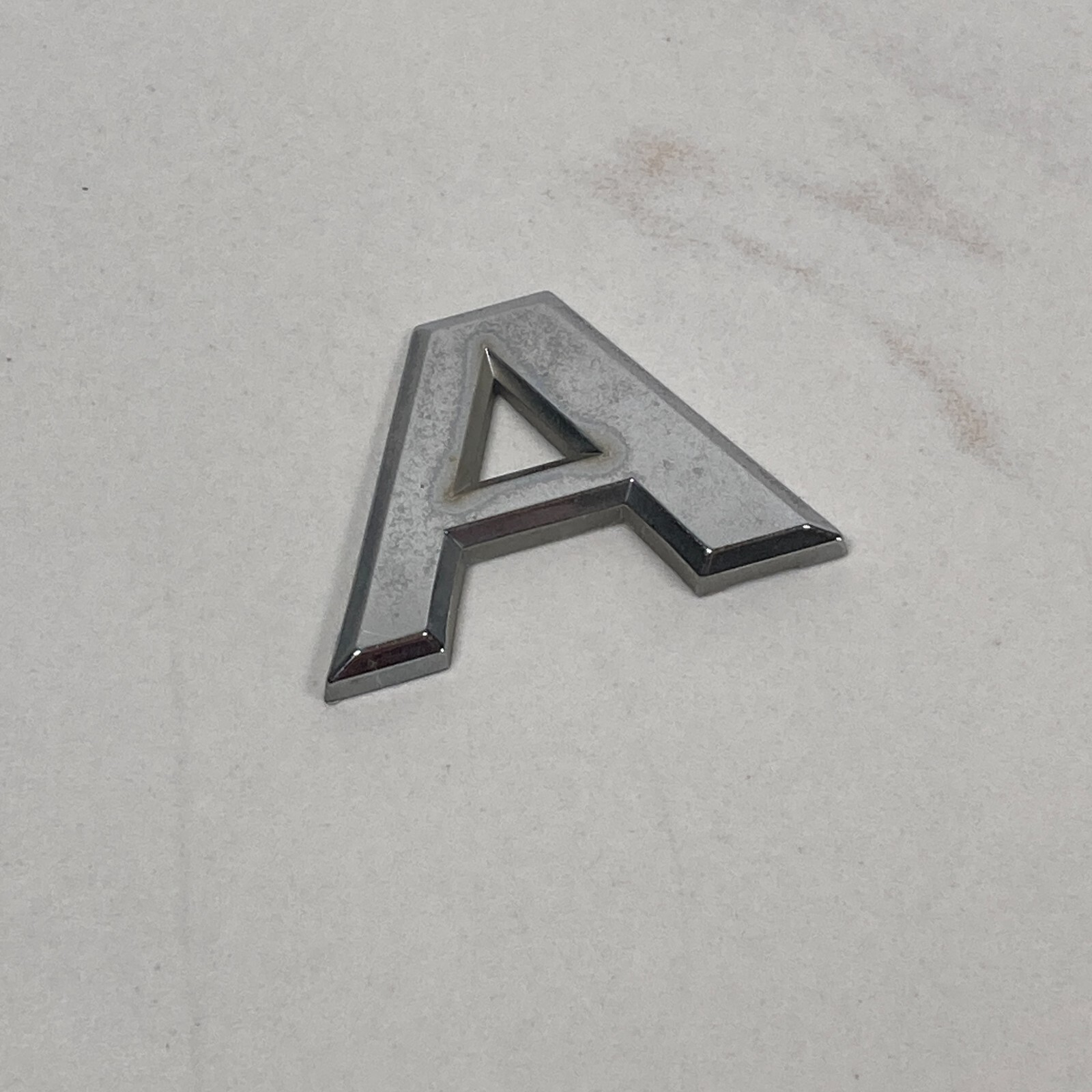 Nissan Máxima GLE 2000-2003 emblema logotipo letra 'A' puerta trasera maletero cromado