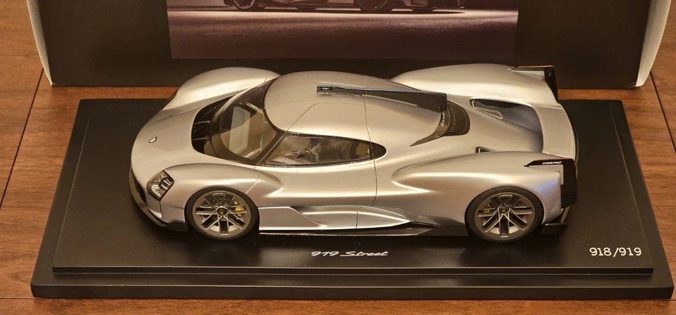 Porsche 919 Street Rhodiumsilber Spark 1:18 WAP0210190NSTR - Immagine 4 di 4