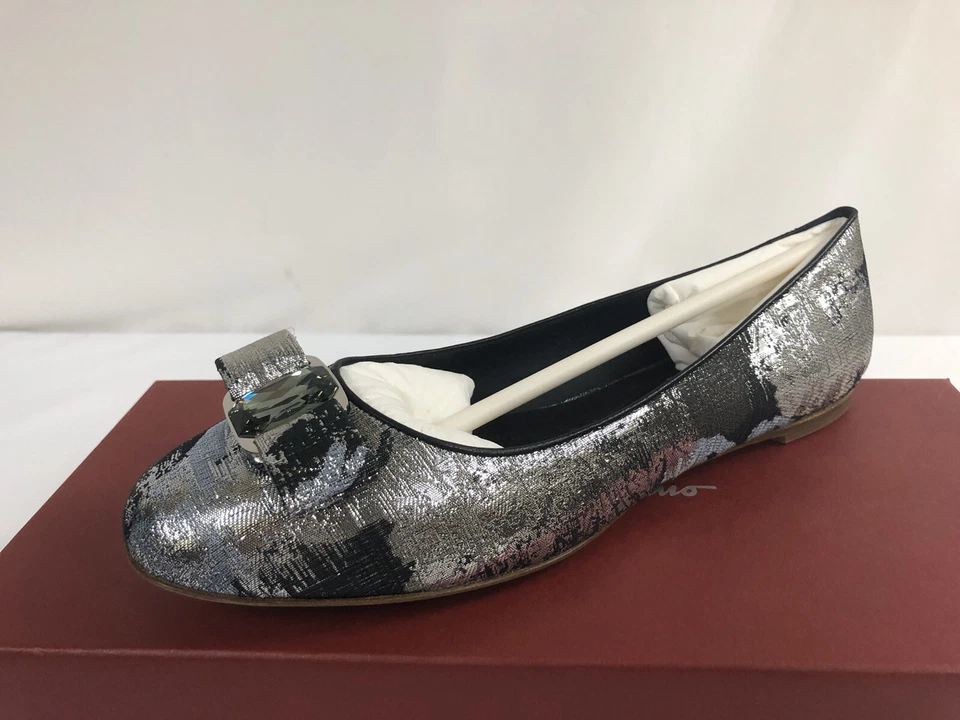 Nuevo En Caja Salvatore Ferragamo Varina Negro/Plateado Tela Joya Pisos Talla 6 Foto 2 de 4