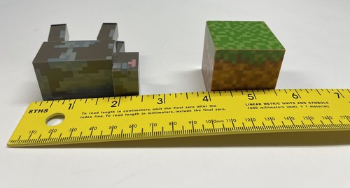 Figura de acción MINECRAFT Mojang vaca de granja gris con bloque de hierba tamaño: 2,5" y 1,5" - Imagen 6 de 7