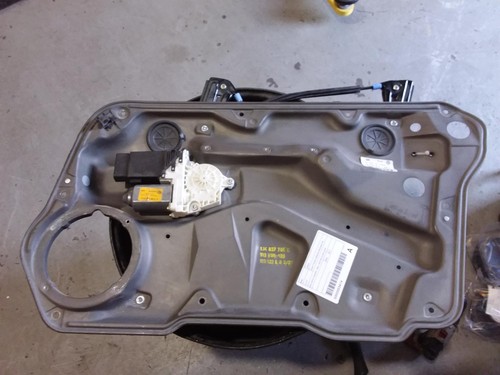 VOLKSWAGEN GOLF RIGHT FRONT WINDOW REG/MOTOR 5DR HATCH POWER - REG + MOTOR 09/98