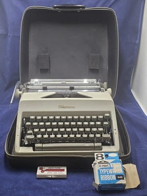 Olympia de Luxe Portable Manual Typewriter