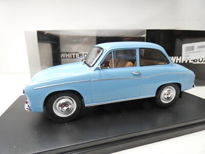 Syrena 105, hellblau, 1975, 1:24 von White Box in OVP