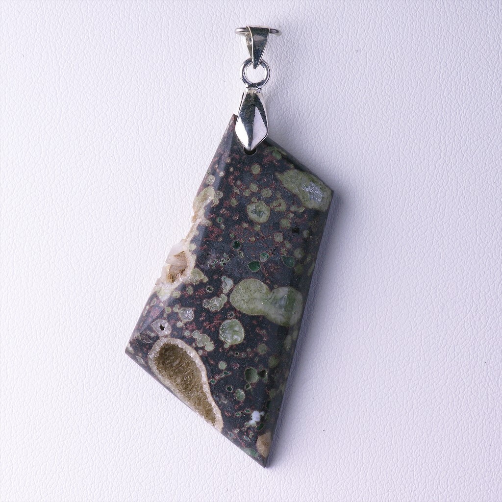 Pendentif d'exception en argent massif avec basalte zéolitisé 52,80 ct