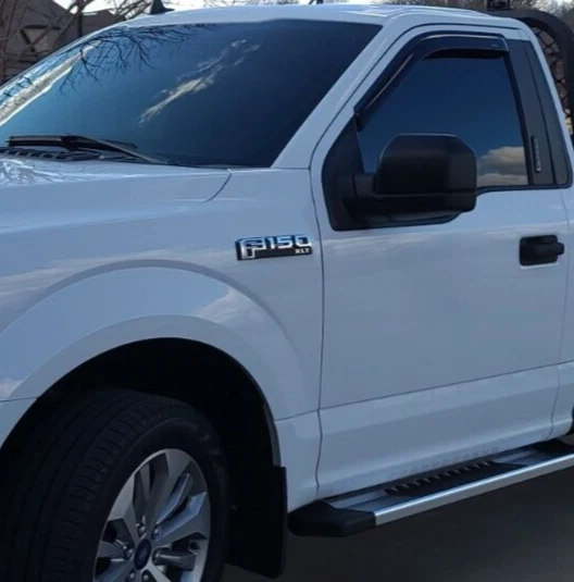 Viseras de ventilación AVS Smoke 3M adhesivas protectoras de lluvia para Ford F150 F250 F350 2017-2024 Foto 2 de 4