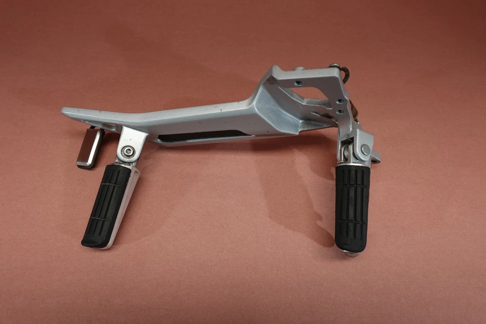 07-12 2007 年雅马哈 FJR1300 FJR 1300 右侧司机乘客脚钉 — 第 2/4 张图片