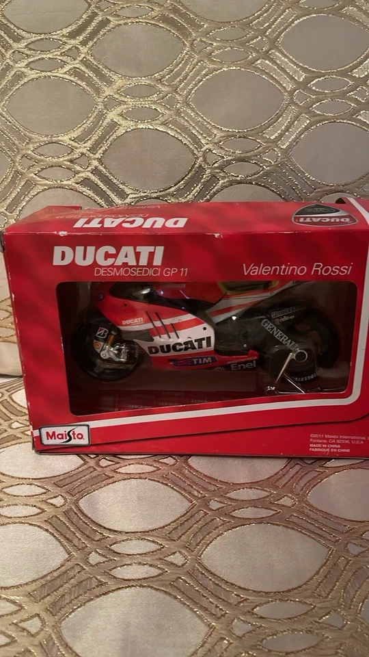 Ducati Desmosedici GP11 #46 Valentino Rossi – Maisto 1:10 Ducati corse - Immagine 3 di 4