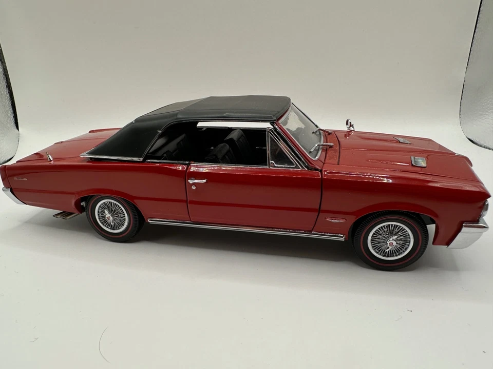 Franklin Mint 1/24 Scale Diecast 1964 Pontiac GTO Red With Black Hood - Image 4 of 4