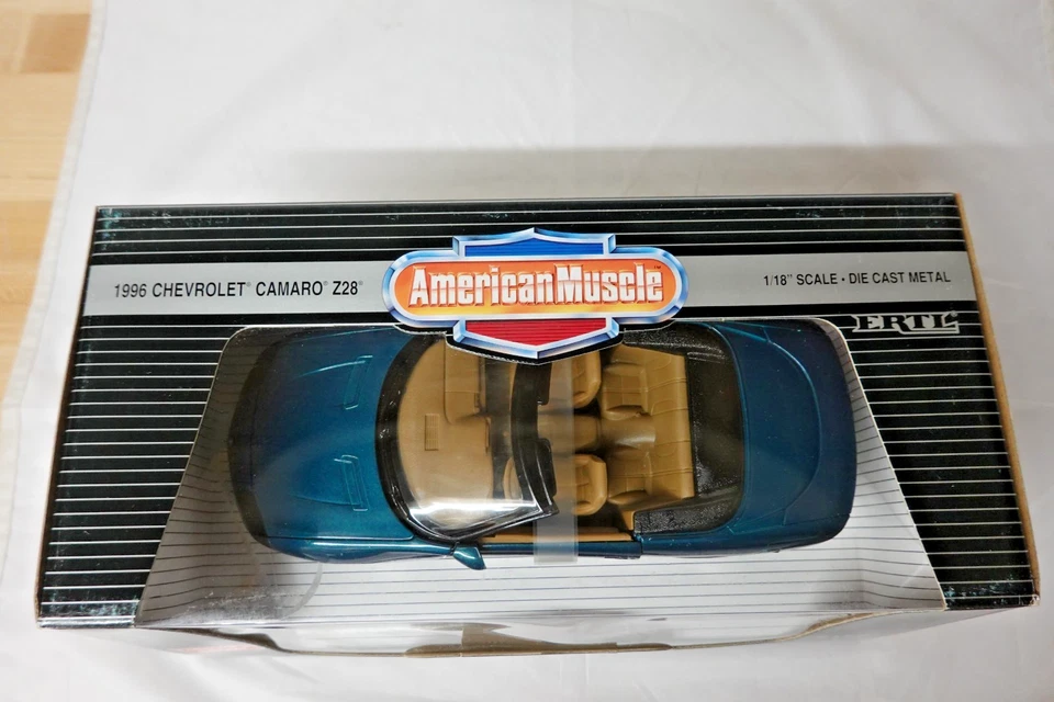 Chevrolet Camaro Z28 1996 convertible American Muscle escala 1:18 ERTL 7231 Foto 2 de 4