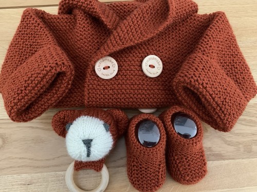 Baby handgestrickt Neugeborene 0-3 Monate Kapuzenmantel mit passendem Spielzeug und Stiefeln - Bild 2 von 14
