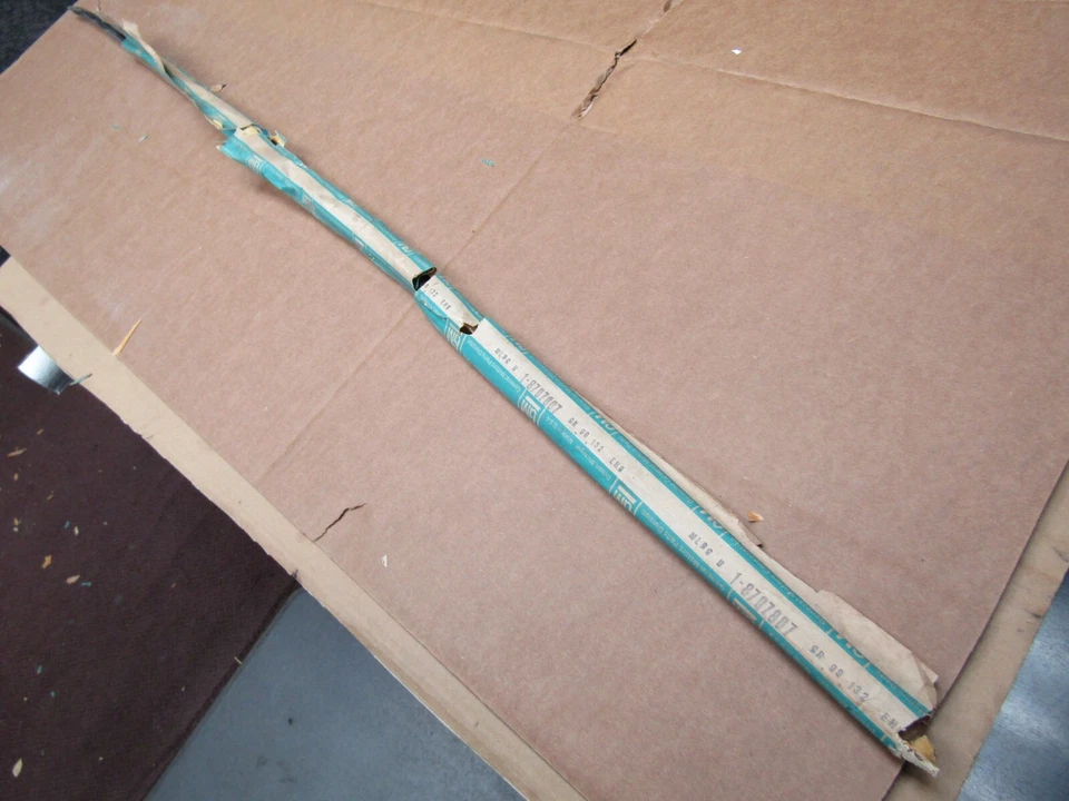 Chevrolet Vega 1973 panel exterior guardabarros delantero moldura superior nuevo como nuevo GM# 8707807 Foto 2 de 4