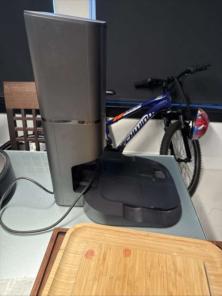 Roomba i8, 4 Years Old, Charger Bag Still Full, Small Minor Scratches - Image 2 of 4