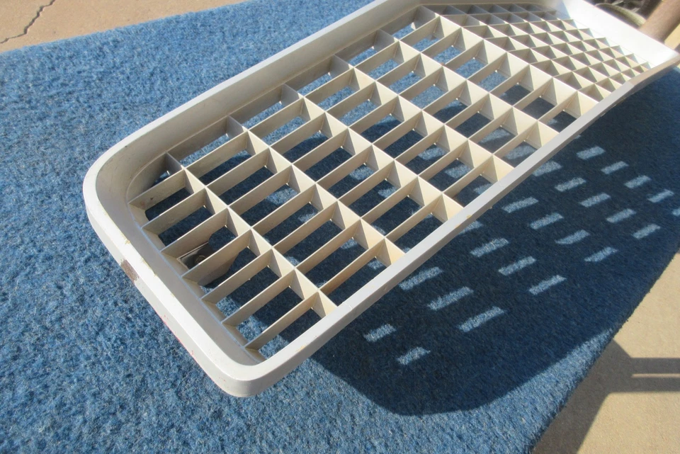 1971 1972 1973 Chevy Vega GRILL GOOD USED ORIGINAL In dry storage for decades Foto 4 de 4