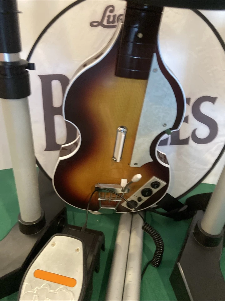 The Beatles: Nintendo Wii Rock Band Bundle - Batería, Guitarra, Mike/Stand Sin Juego* Foto 4 de 4