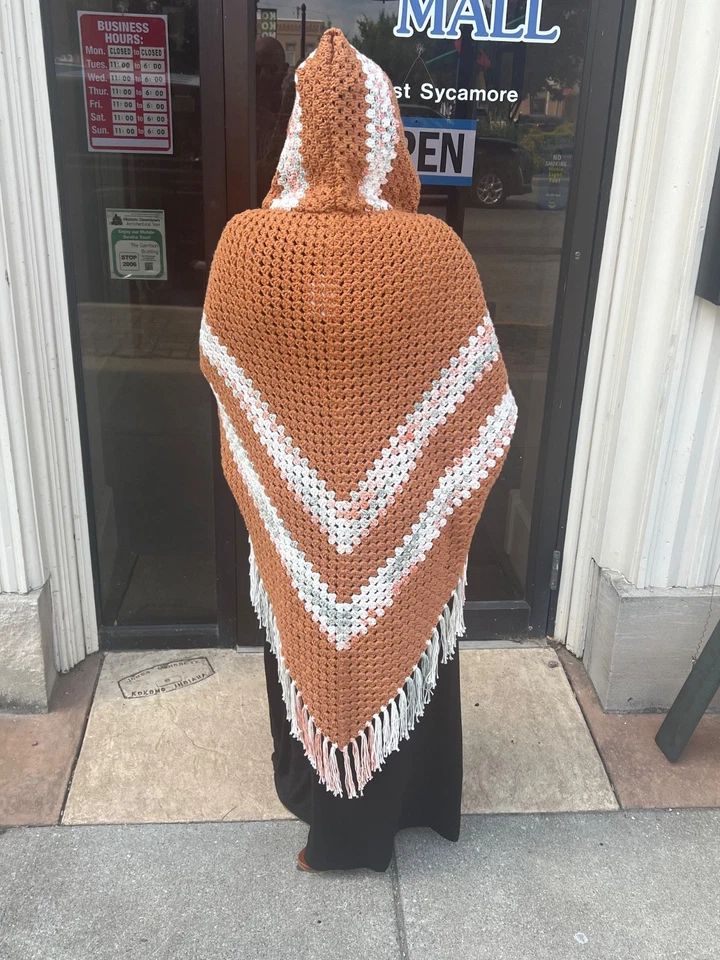 Poncho Abuela Hecho a Mano Ganchillo con Capucha y Mangas Oro Antiguo y Romero Foto 2 de 4