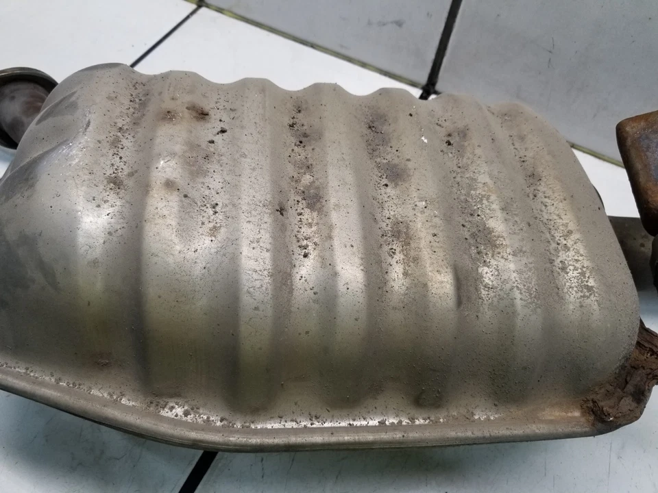 Silenciador del lado del conductor izquierdo Hyundai Sonata 2011 2,0 L Foto 3 de 4