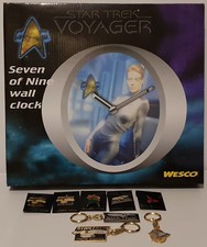 STAR TREK : 7 OF 9 SEVEN OF NINE WALL CLOCK + 3 KEY RINGS & 5 BADGES BUNDLE (BP)