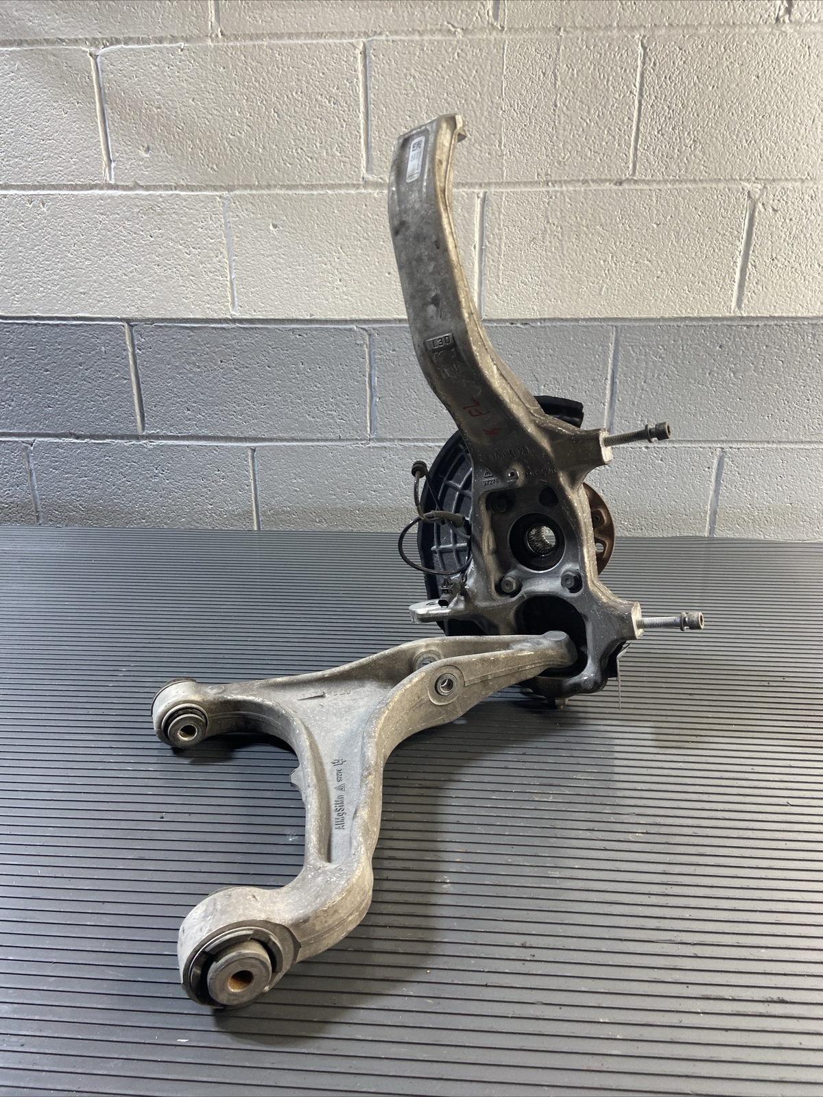2017-2020 Maserati Levante Front Left Knuckle Spindle Hub OEM Genuine Original