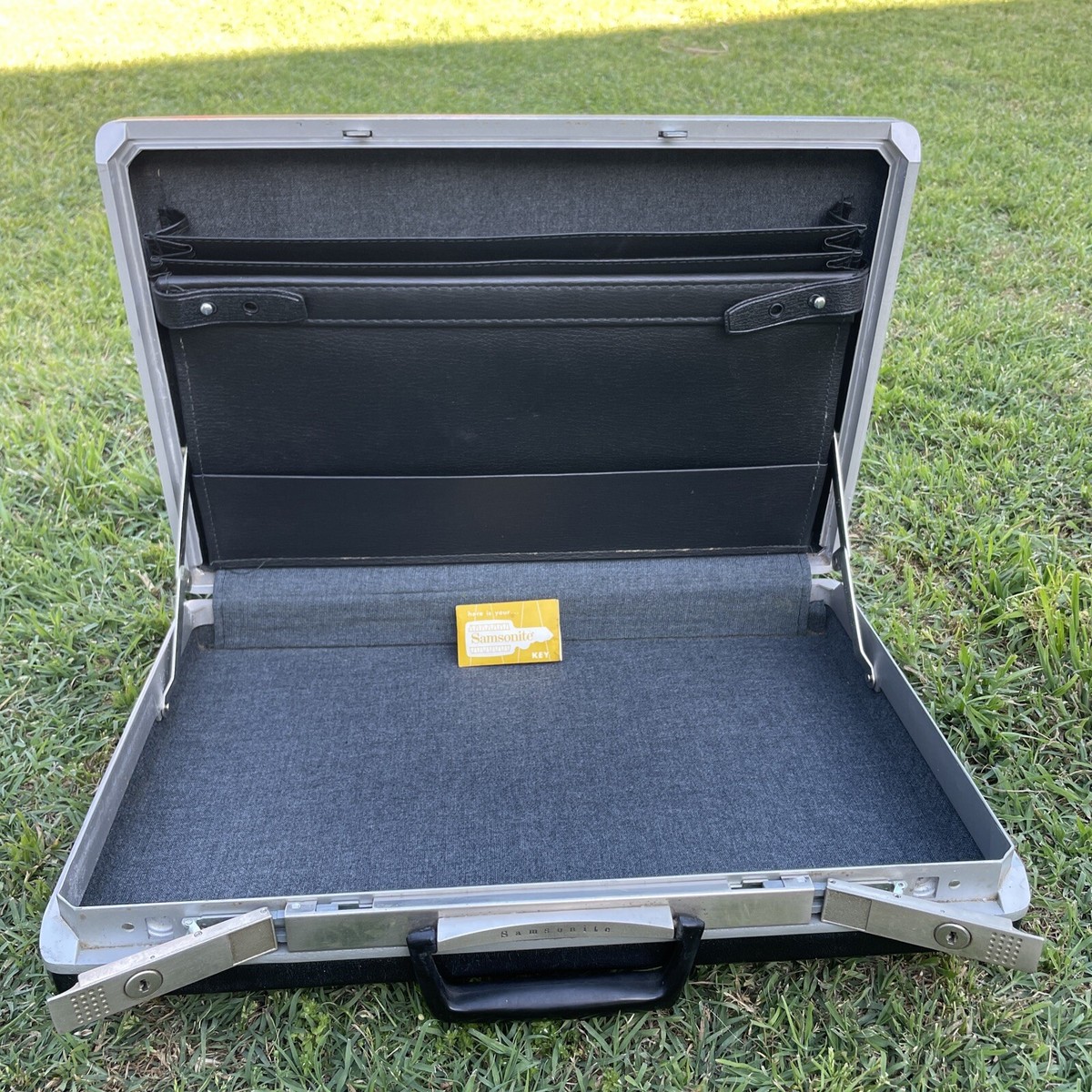 Vintage Samsonite Hard Shell Briefcase With KEY - Black Vintage 18