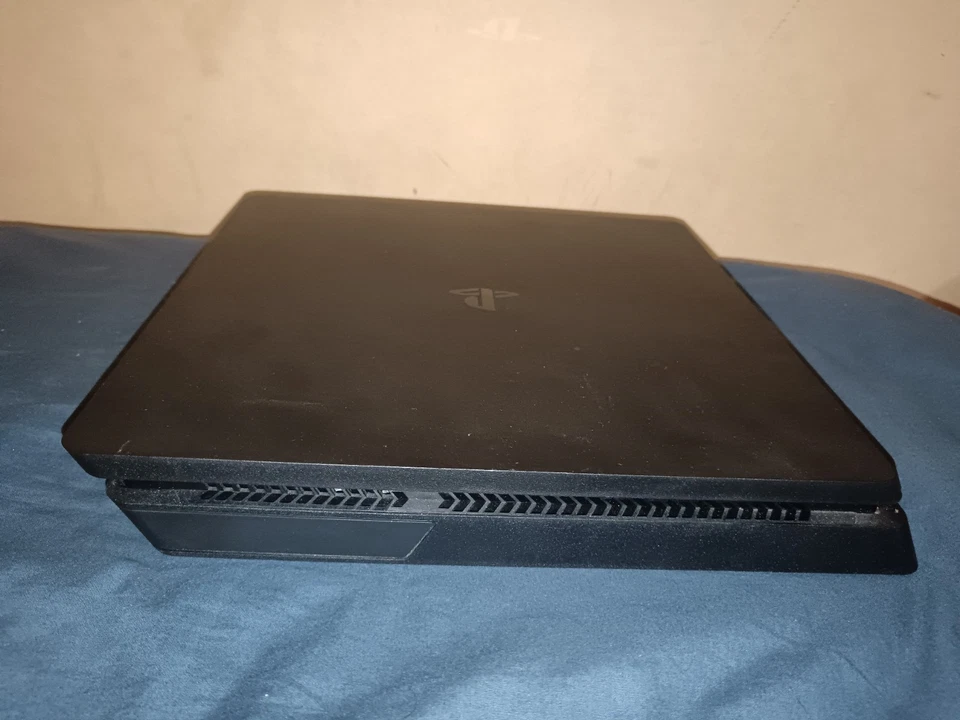 Sony PlayStation 4 Slim, foto 3 di 5