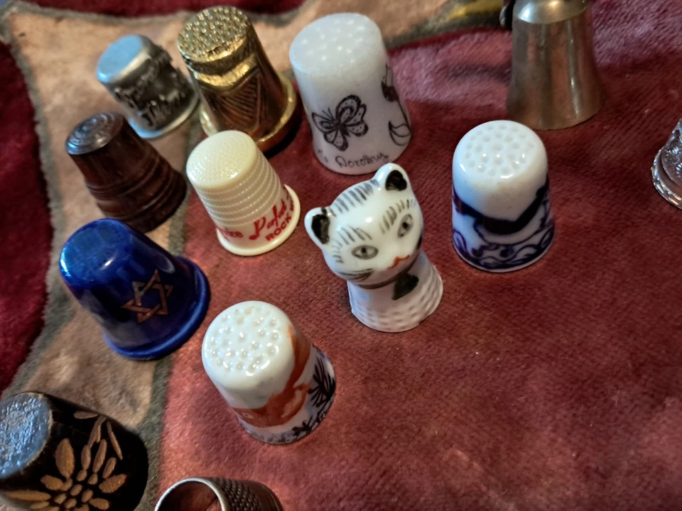 Lote Colección Dedal Vintage 15 Piezas - Porcelana, Latón, Palo de Rosa, Figura,... Foto 2 de 4