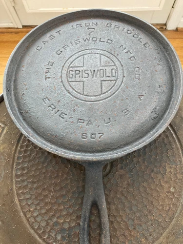 Vintage Griswold Cast Iron Round Griddle #7  Large Block Logo 607 Griddle