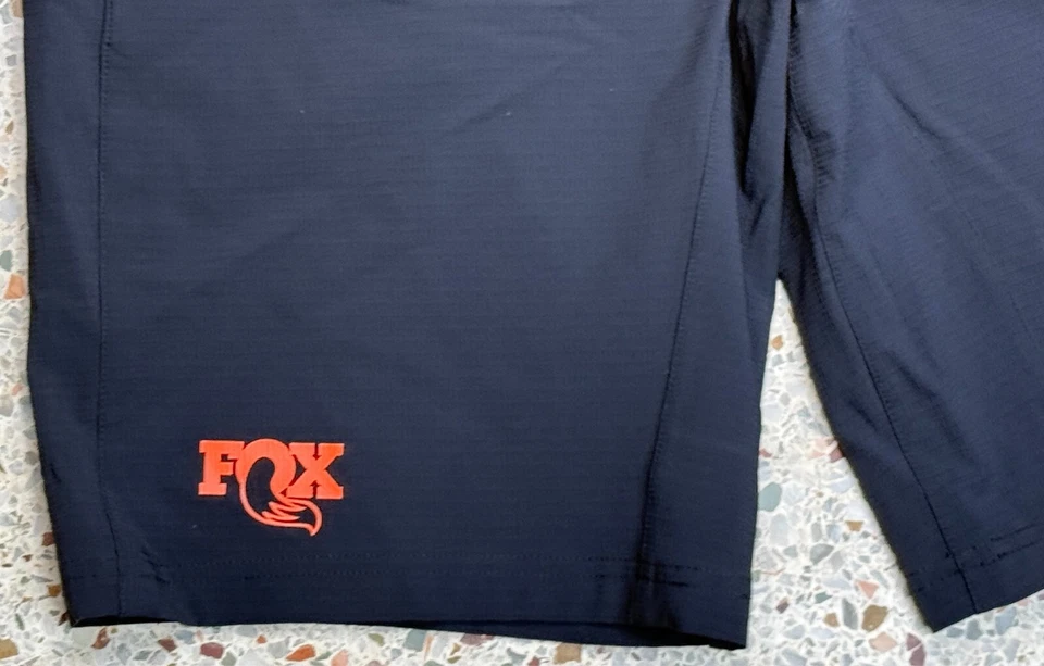 Shorts feminino Fox Racing preto transferência desempenho tamanho médio - Imagem 2 de 4